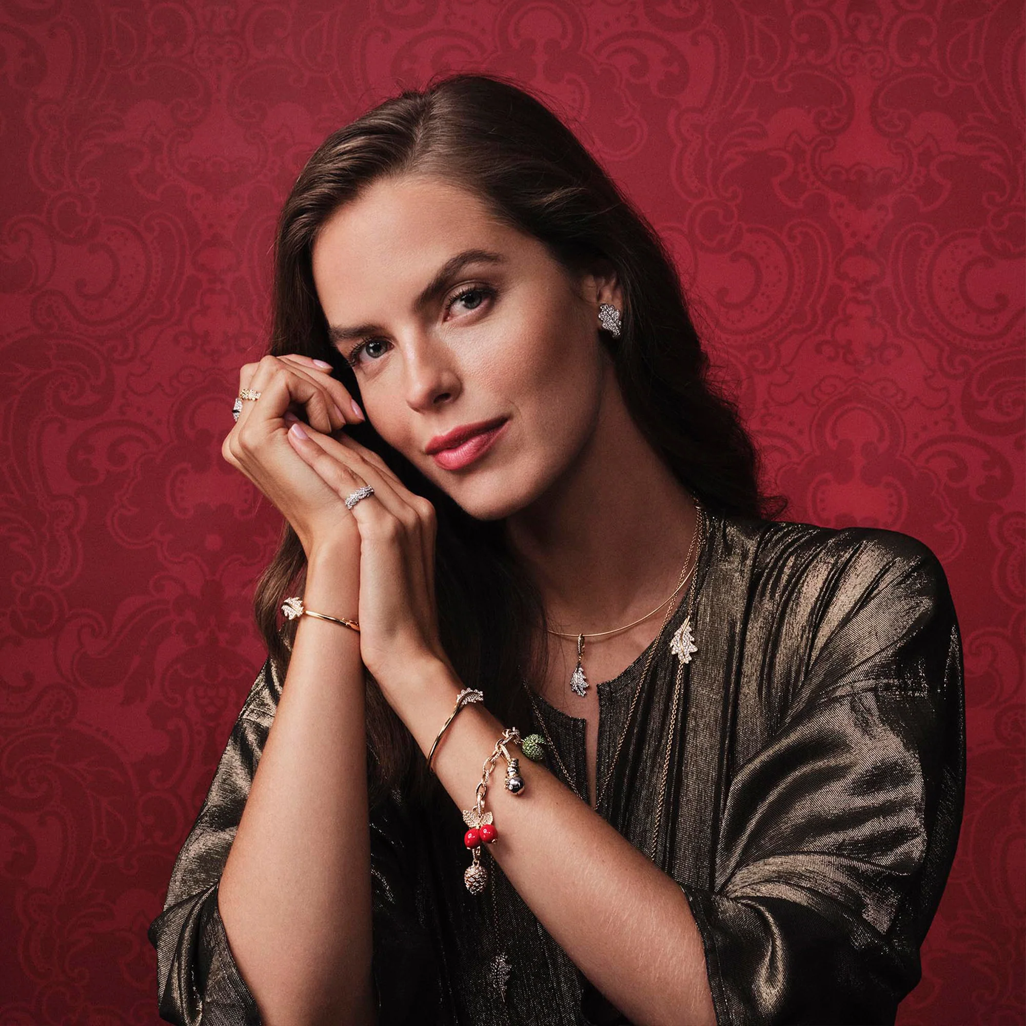 Woodland Rosehip Charm in Enamelled 18ct Yellow Gold with Diamonds - Image 3