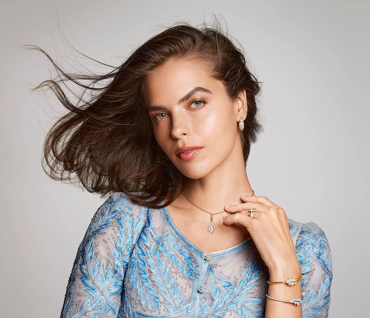 Woodland Single Oak Leaf Bangle in 18ct Yellow Gold with Diamonds - Image 3